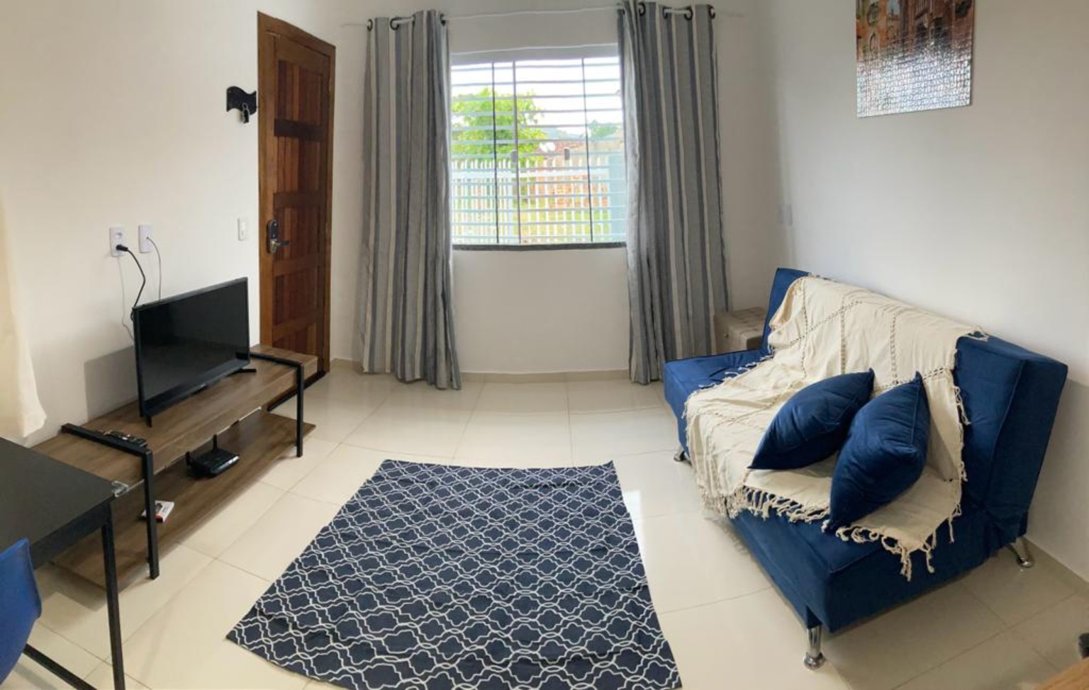 Sala principal da Casa Medeiros com cortinas abertas